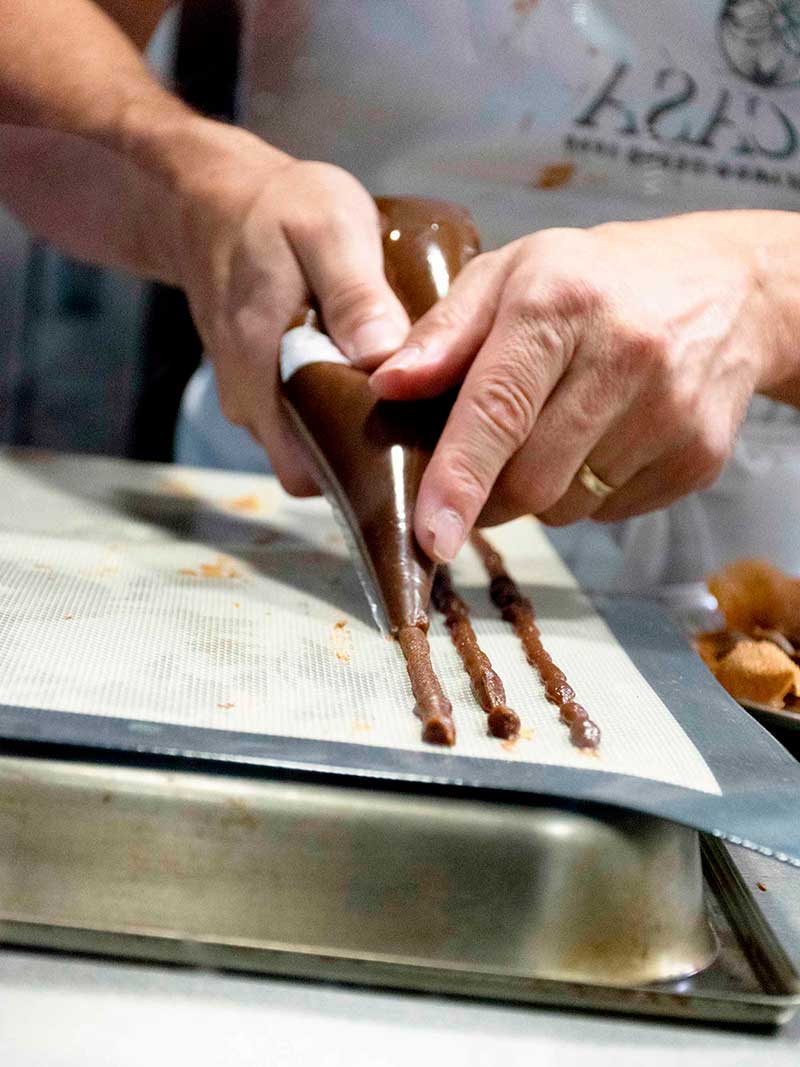 manga pastelera para realizar postre chocolate