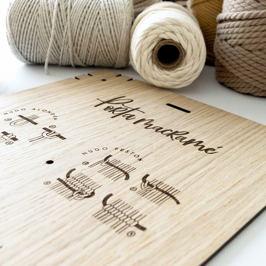 Portamacramé con varios conos de urdimbre al fondo