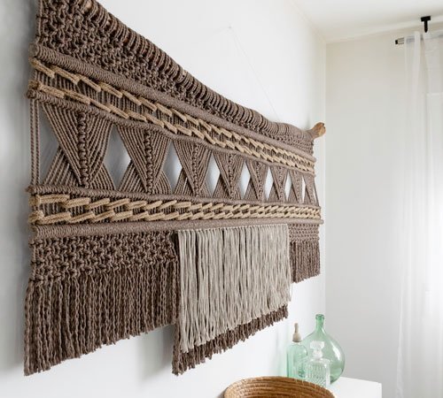 Tapiz de macrame marrón en perspectiva