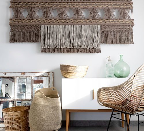 Tapiz de macrame marrón decorando un salón