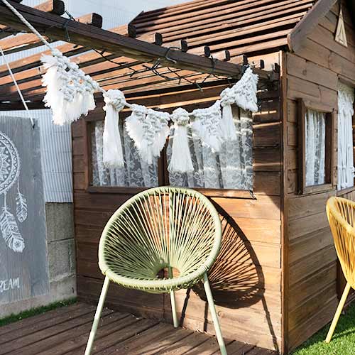 Guirnalda de macrame decorando canta niños