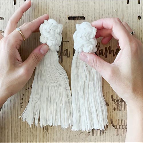 Dos borlas de macrame