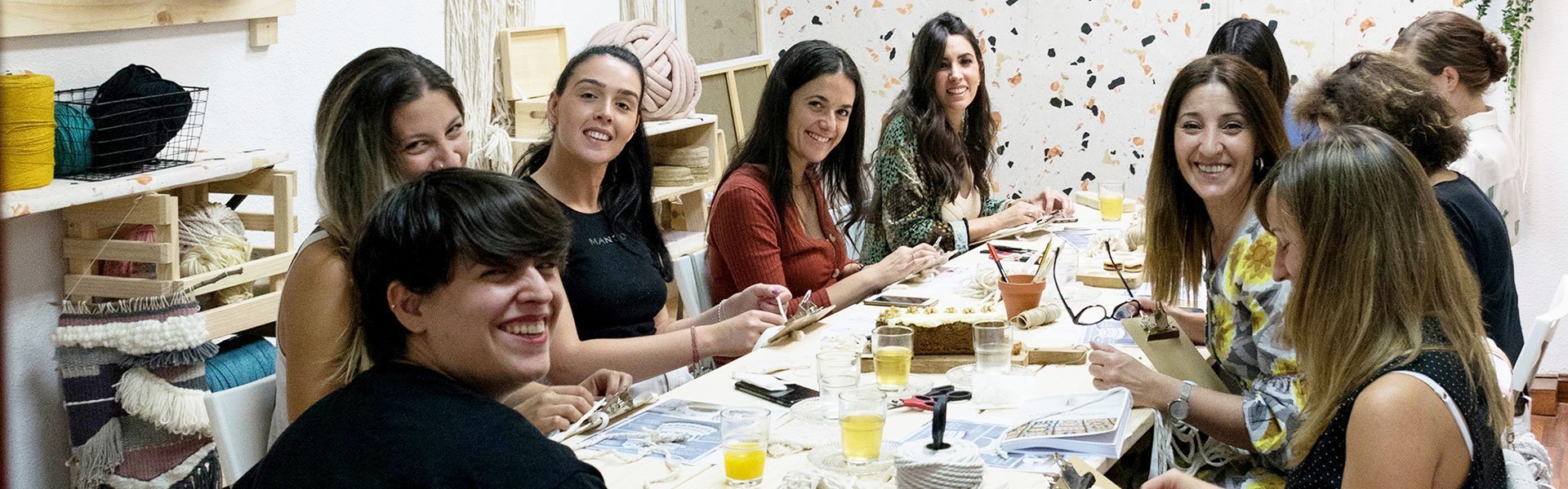 Chicas felices haciendo macramé