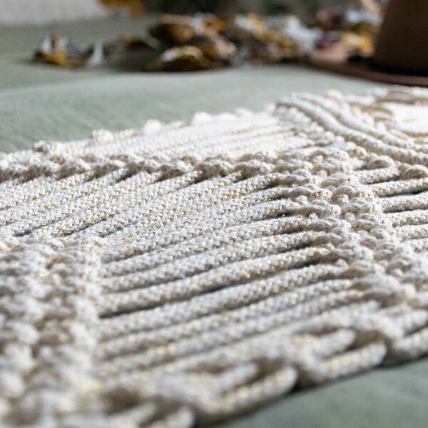 Detalle plaid de cama macramé